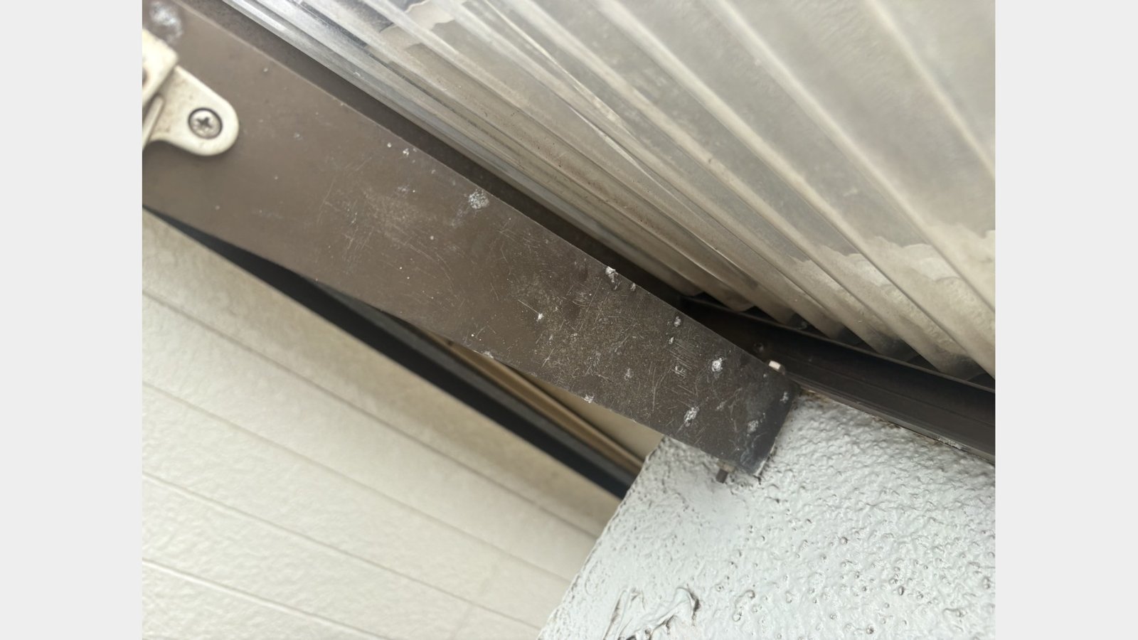 ベランダ屋根の波板の付け直し工事